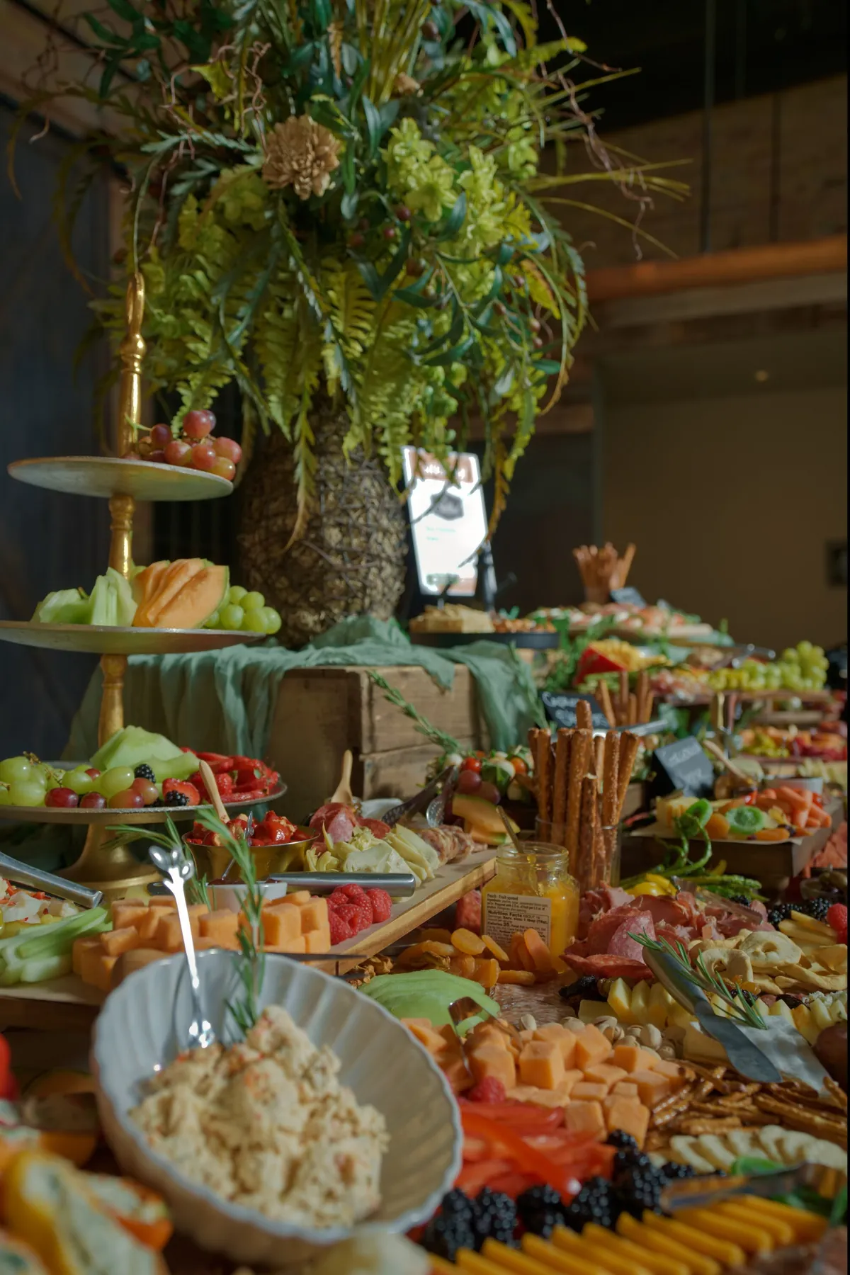 Table details with candles and linen in the hall